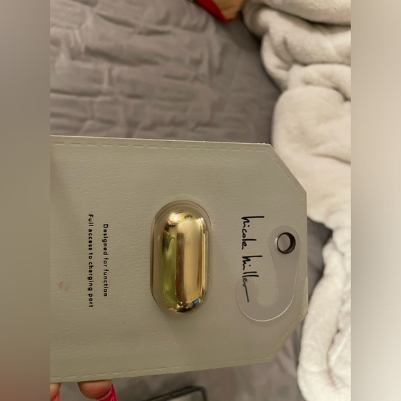 Gold AirPod case - Picture 2 of 2